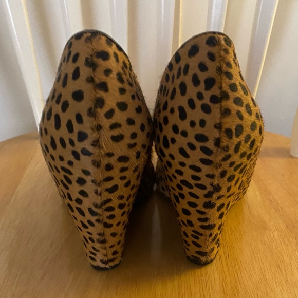Banana Republic Size 8 Leopard Cheetah Print Genuine Calf Hair Wedge Heel Shoes - Picture 3 of 13